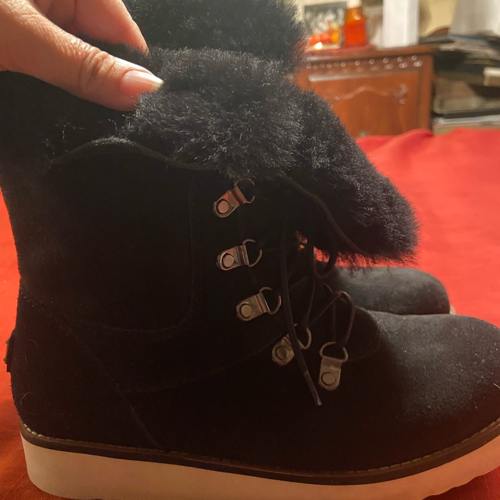 Australian Luxe boots. Size 7 adult. Beautiful boots in new condition. Black